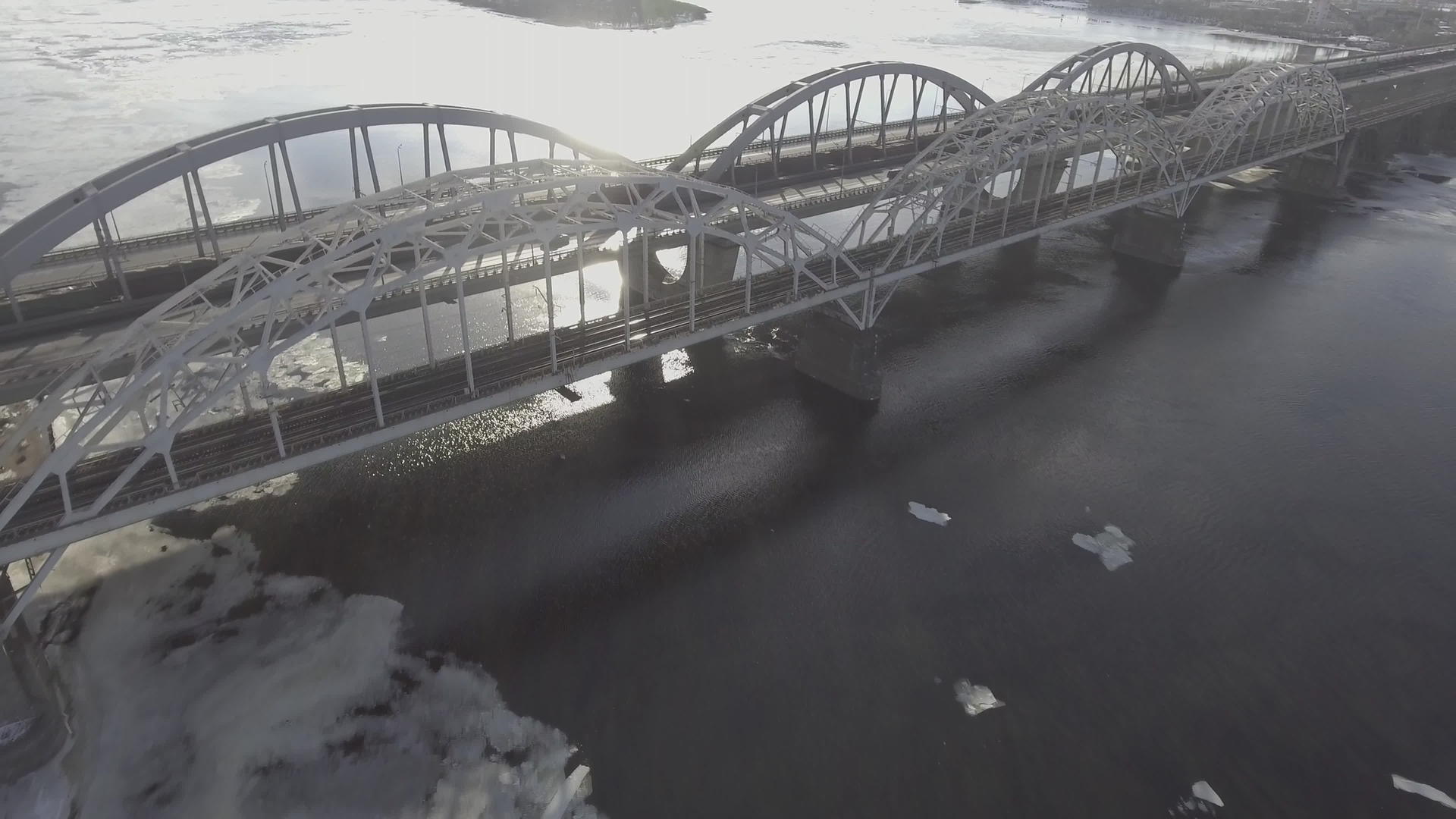 鸟儿飞行的高度从桥上升起视频的预览图