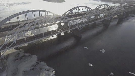 鸟儿飞行的高度从桥上升起视频的预览图