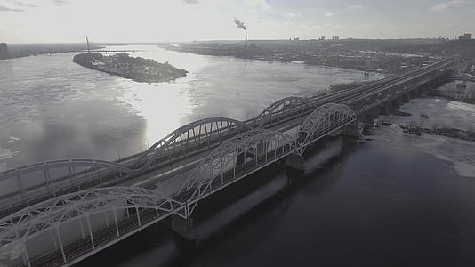 河上的高速公路桥从空中射出汽车河水几乎冻结视频的预览图