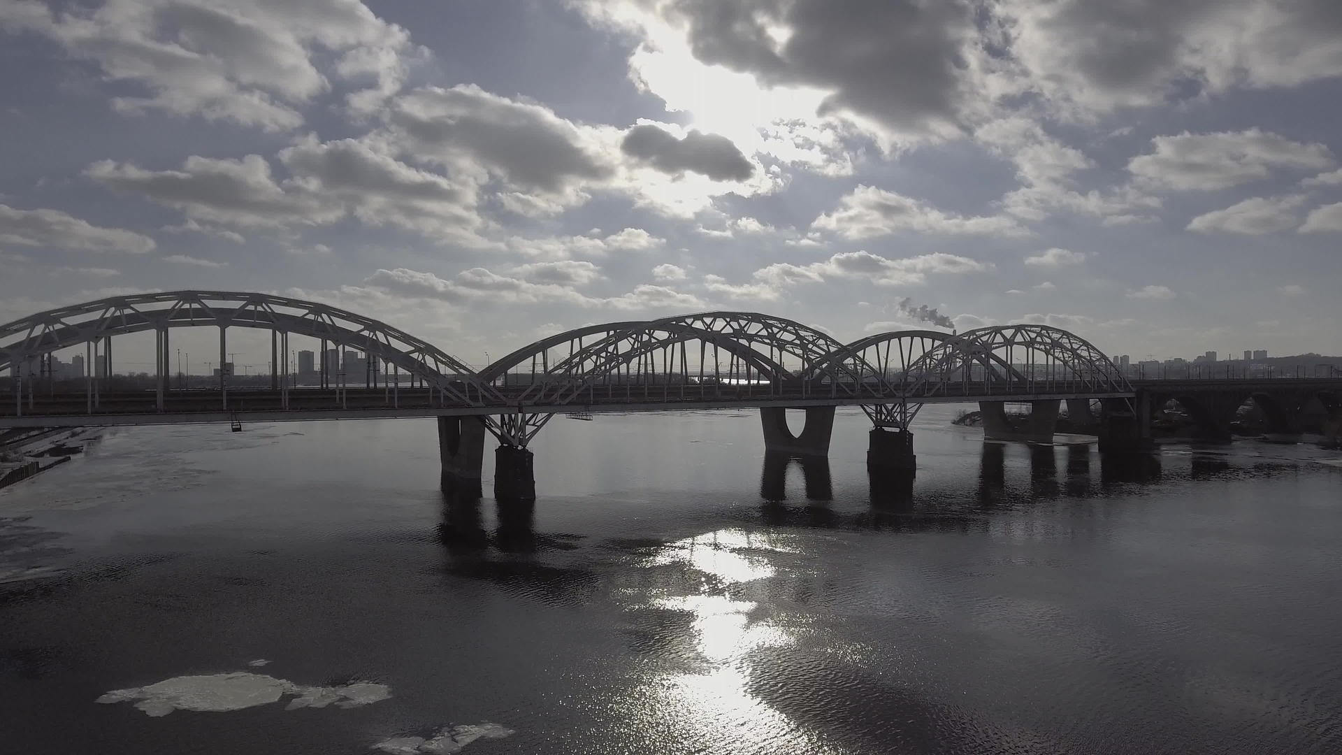 在铁路桥上飞公路和铁路桥在空中勘察了4公里视频的预览图