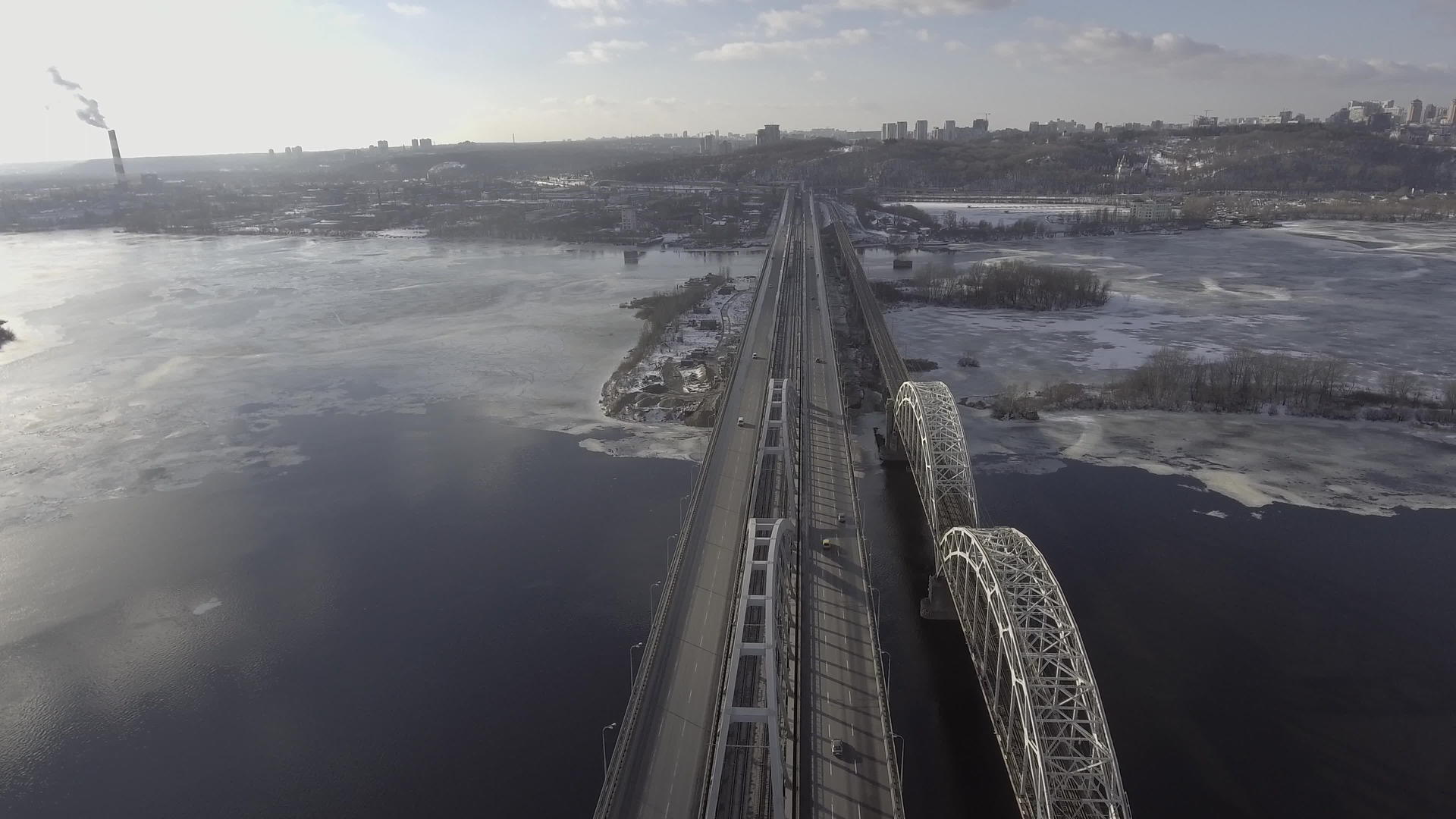 这条河被冻成了雪机器向东飞去在火车桥上在车道下面视频的预览图