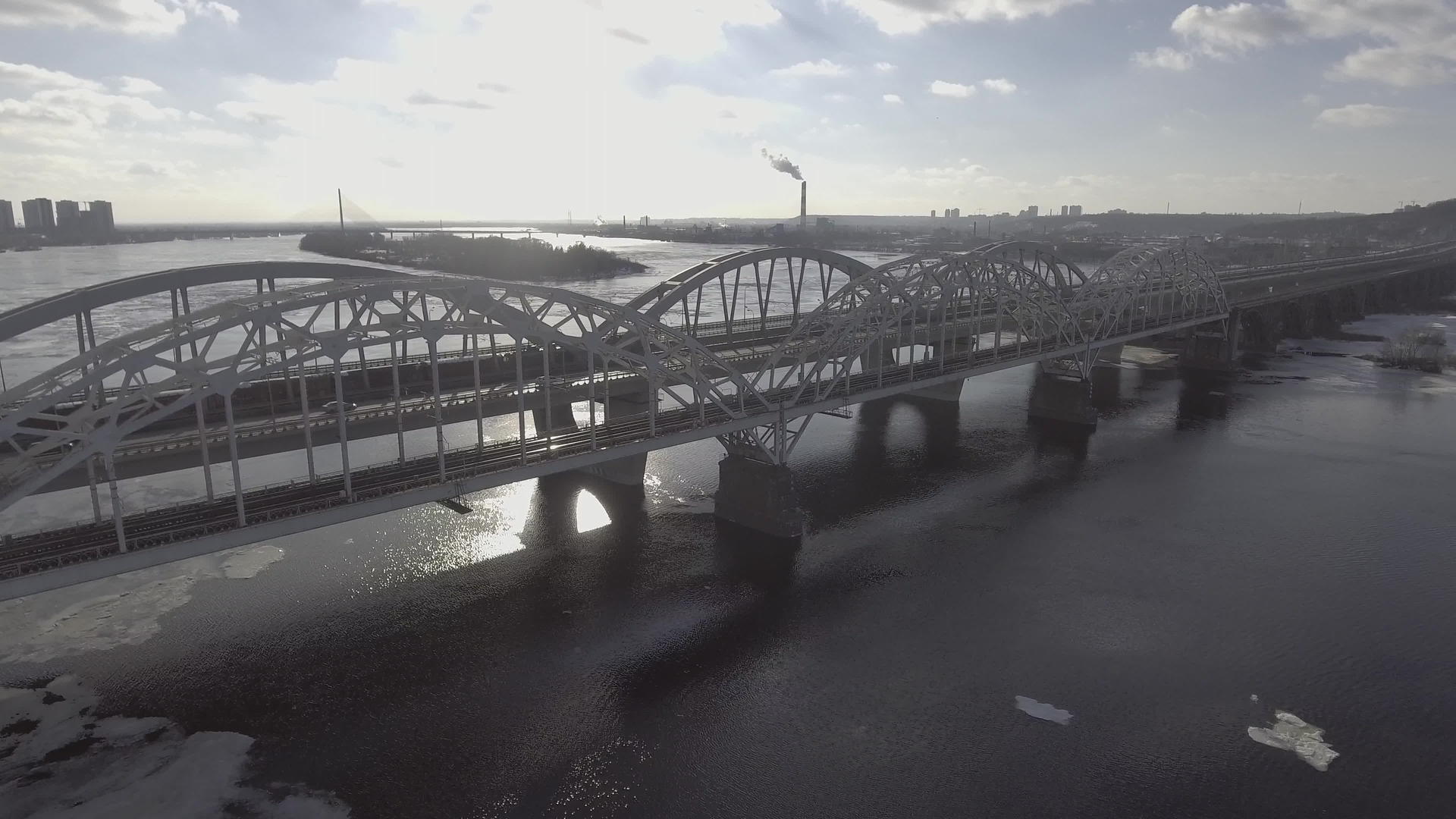 清晨太阳照耀着桥的光芒飞向铁路桥迅速闪烁视频的预览图