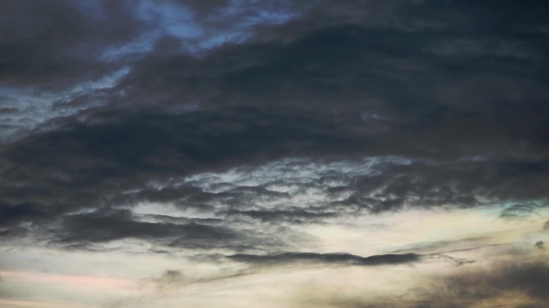 时空消失了云的美丽和黑云在夜晚在天空中飞舞视频的预览图