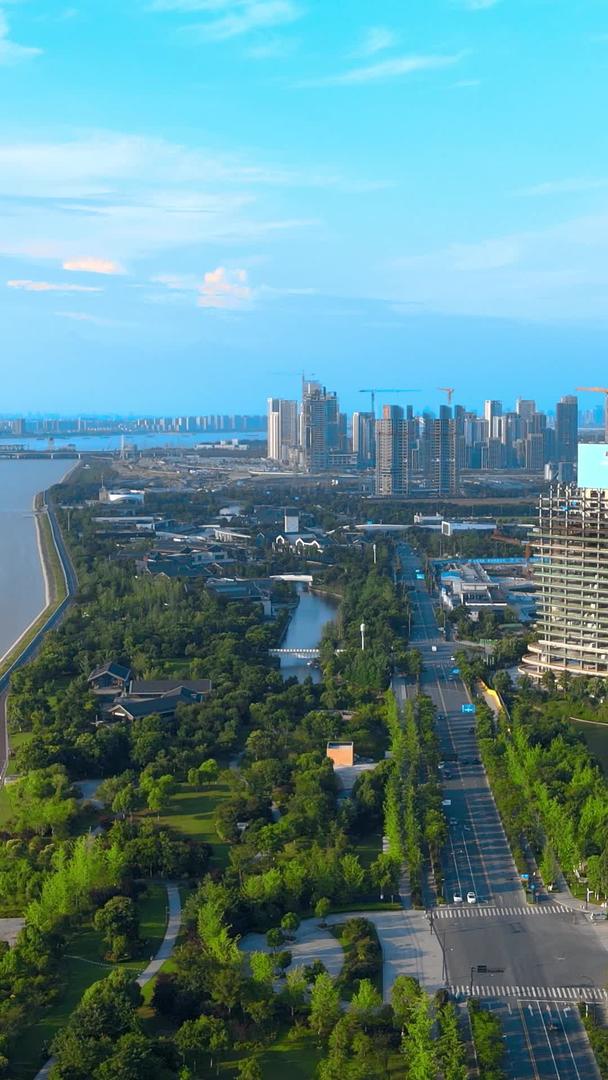杭州钱塘江大气航拍城市群蓝天视频的预览图