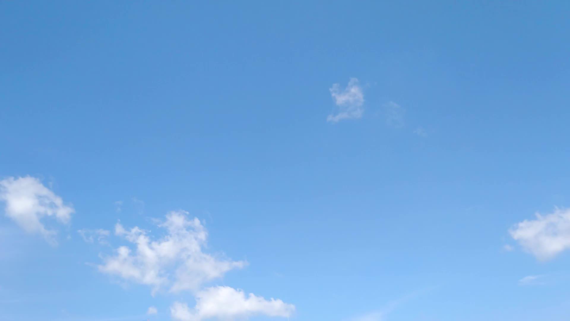 白天云在天空中快速移动视频的预览图