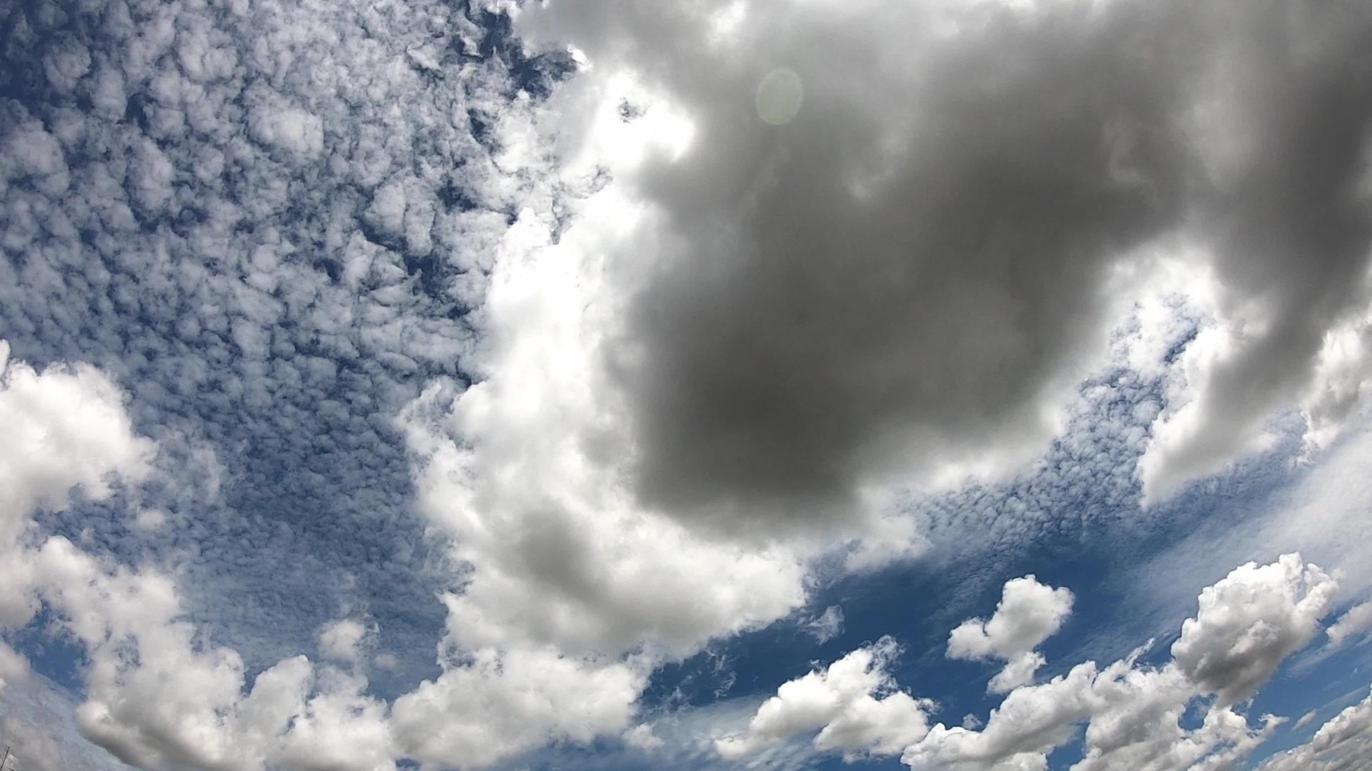 太阳的反射和云在天空快速移动时消失了视频的预览图