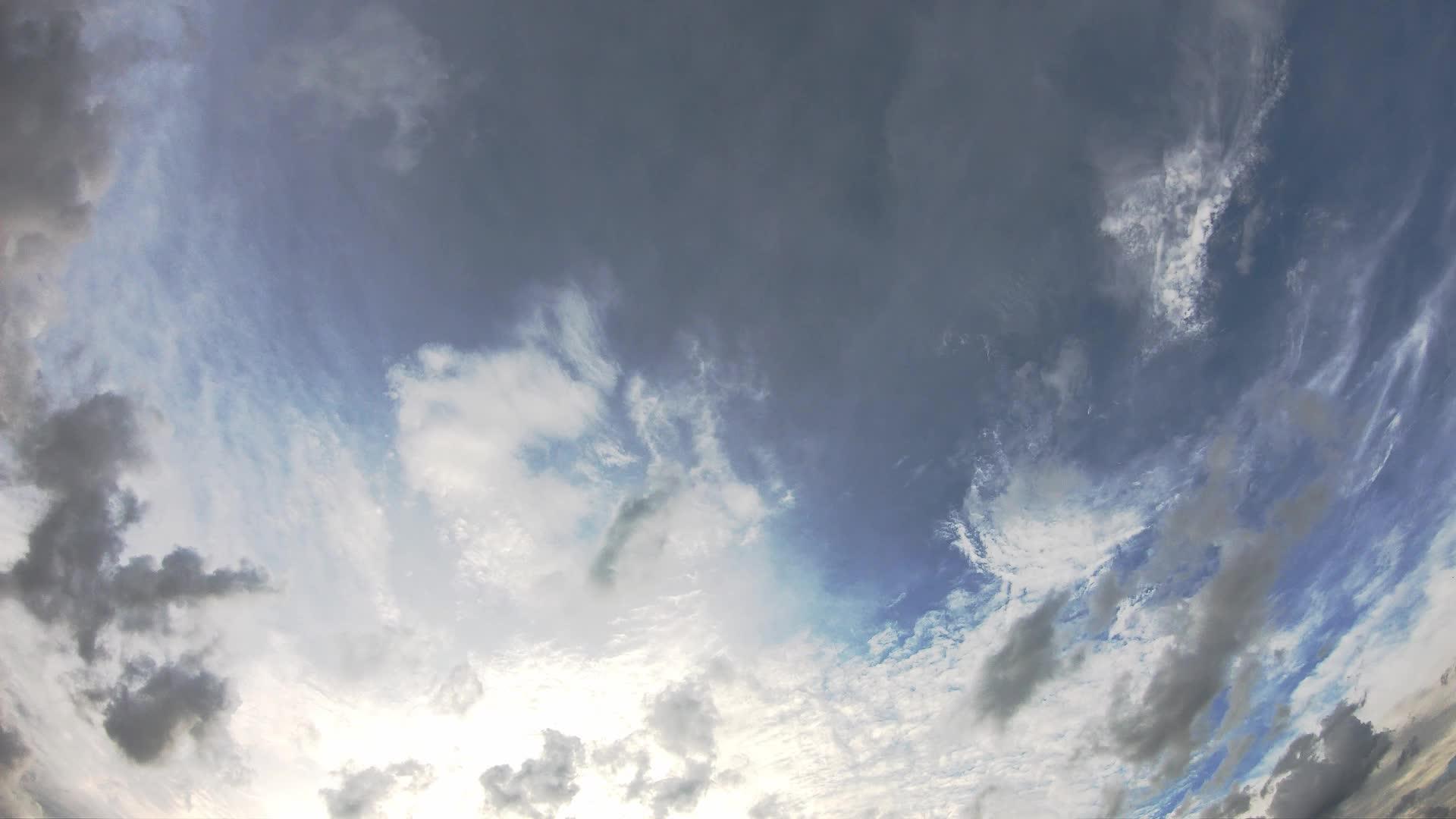 太阳的反射和云在天空快速移动时消失了视频的预览图