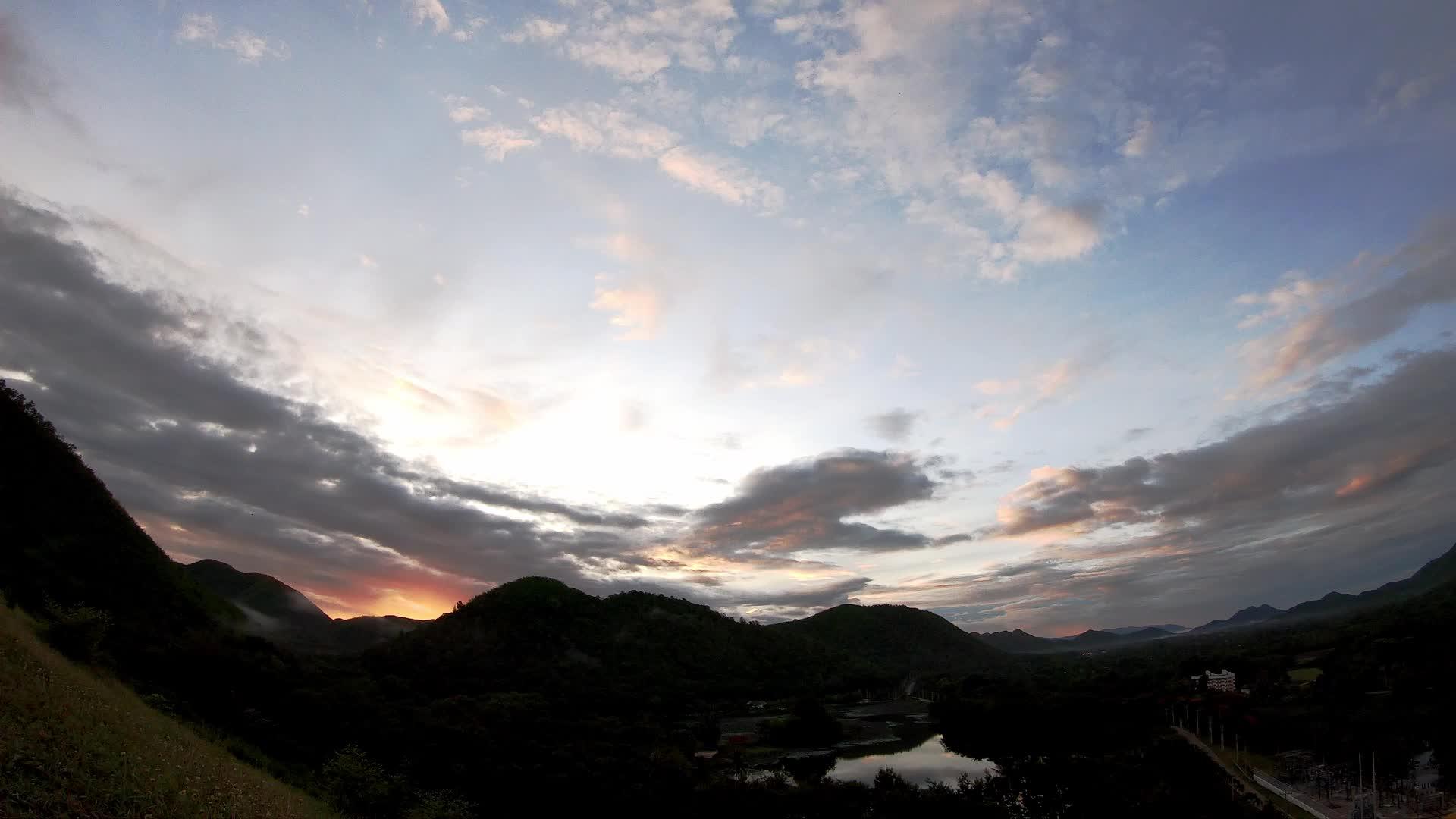 太阳和云的反射在泰国法塔卡的背景山上迅速移动视频的预览图