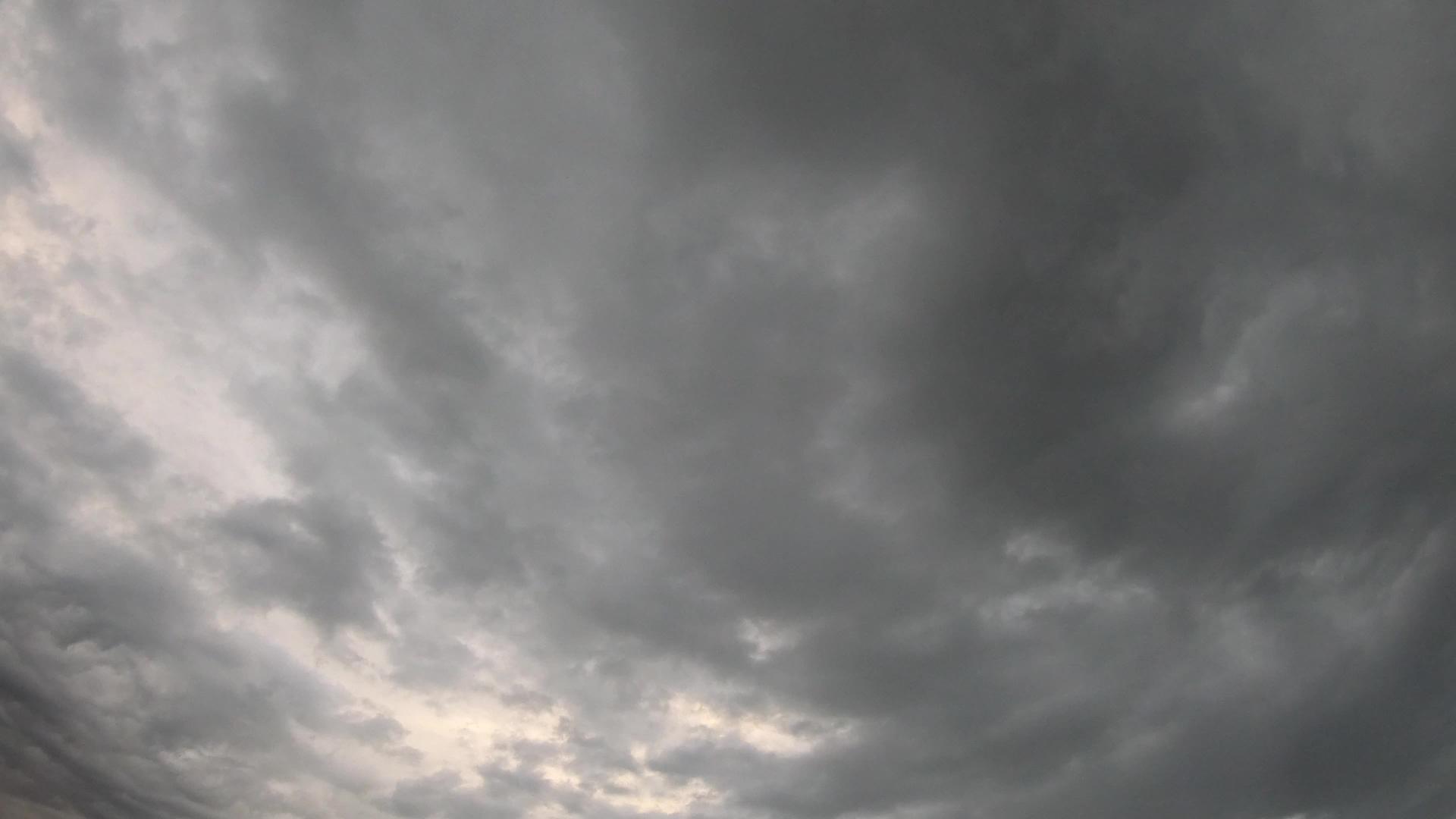 太阳反射的时空消失云在天空中快速移动视频的预览图