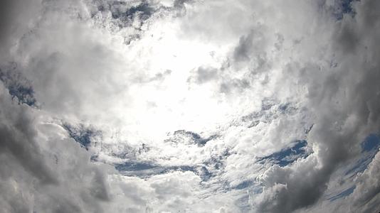 太阳反射的时空消失云在天空中快速移动视频的预览图