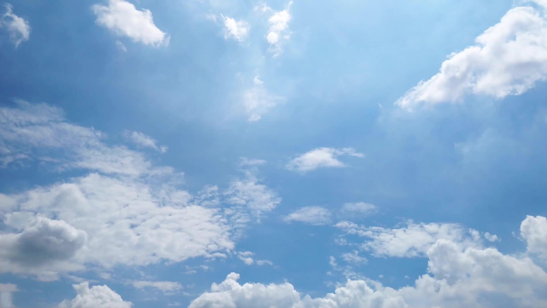 云在白天的光线下在天空中迅速移动乌云在闪烁视频的预览图