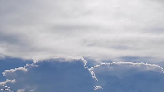 云在天空中快速移动鸟儿在白天明亮的天空中飞翔视频的预览图