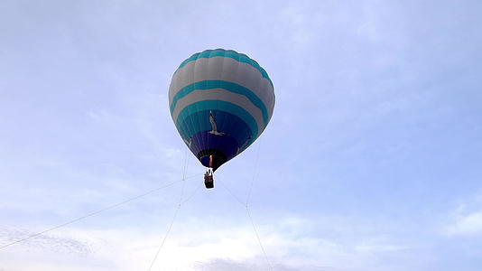 蓝色气球在天空视频的预览图