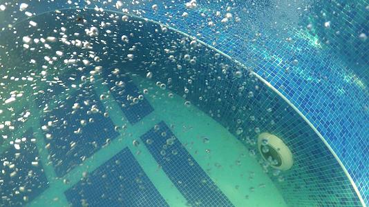 蓝色瓷砖漂浮在热温泉水池的水下视频的预览图