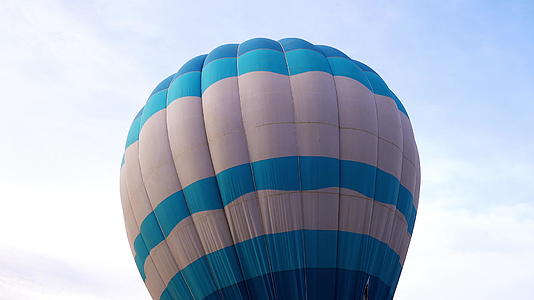 天空中的气球视频的预览图
