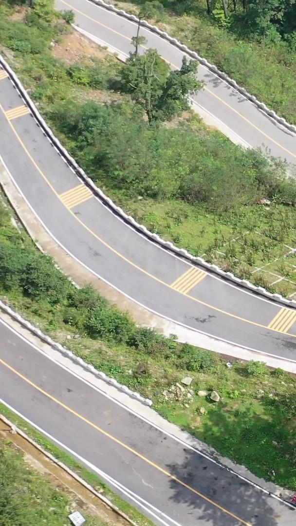 公路公路安徽金寨马鬃岭盘山路航拍视频视频的预览图