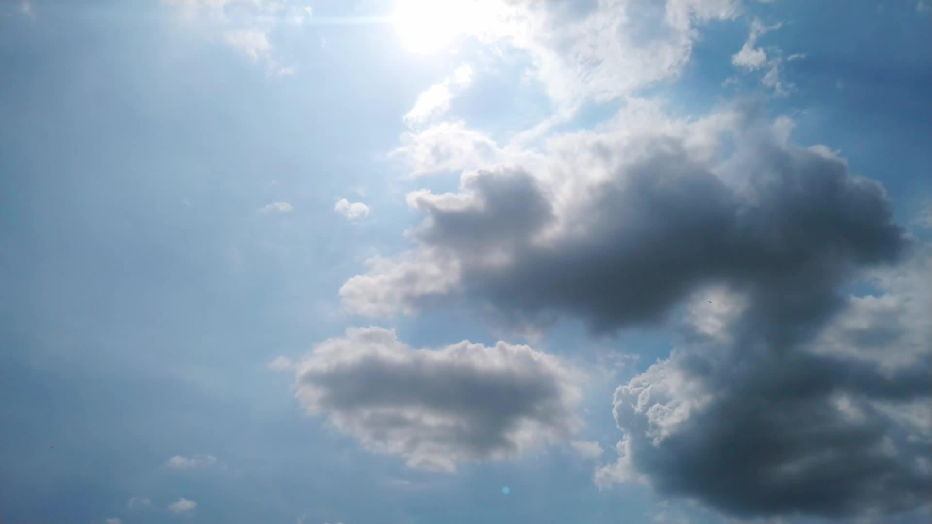云在白天的光线下在天空中迅速移动乌云在闪烁视频的预览图
