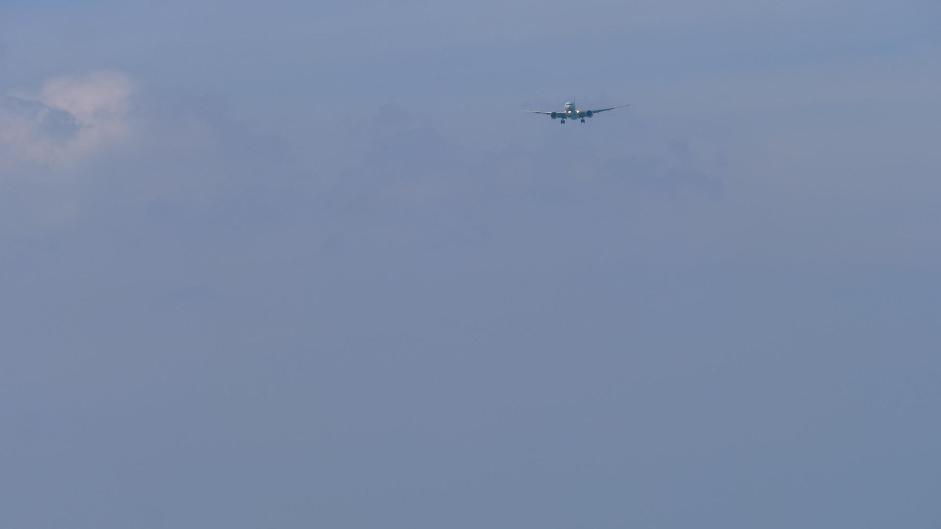 靠近海洋的喷气式飞机视频的预览图