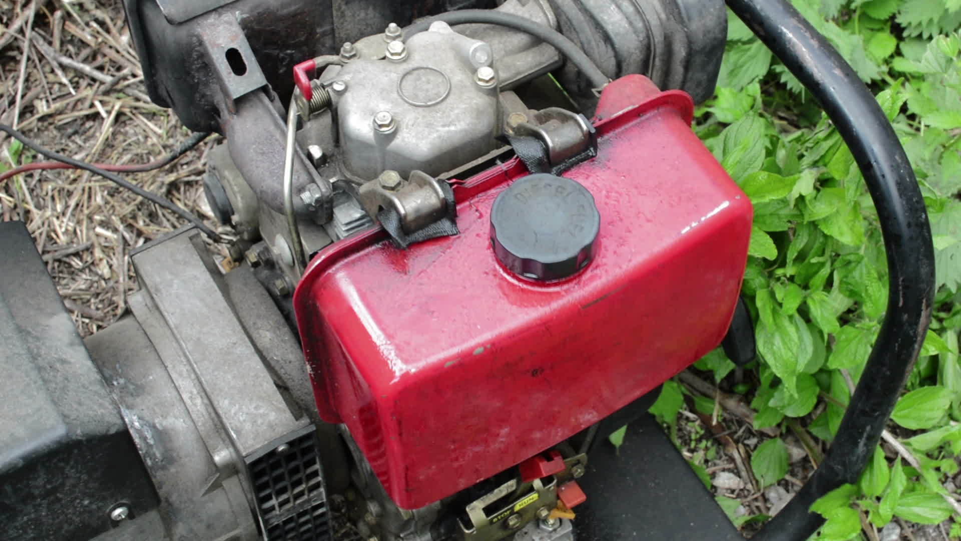 旧的和生锈的水泵发动机视频的预览图