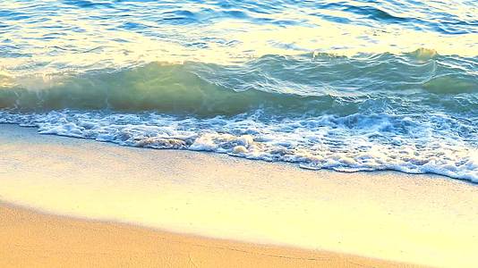 从海洋到海滩和反射沙的最后一波阳光视频的预览图