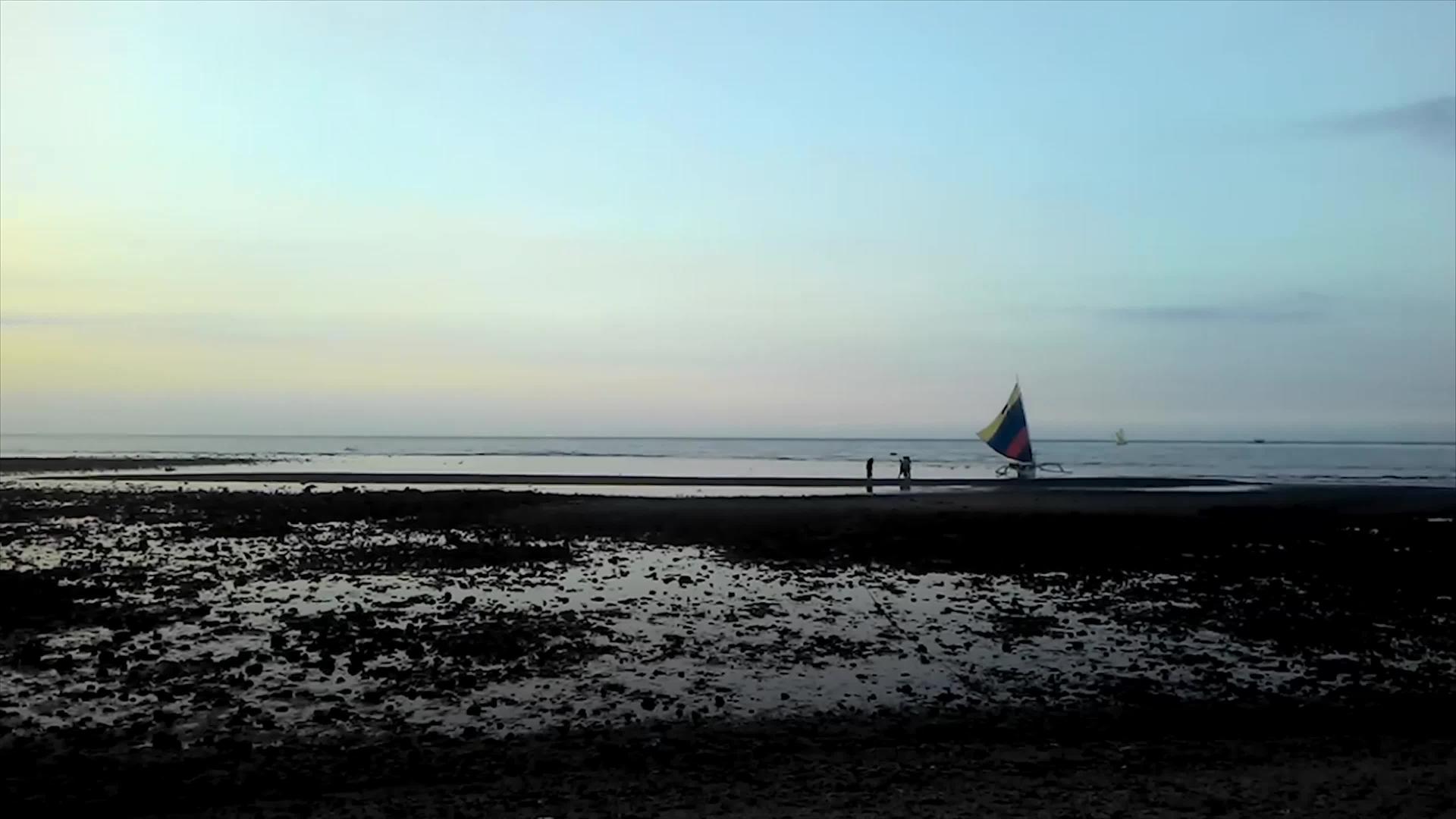 海浪随着蓝天和乌云飘动视频的预览图