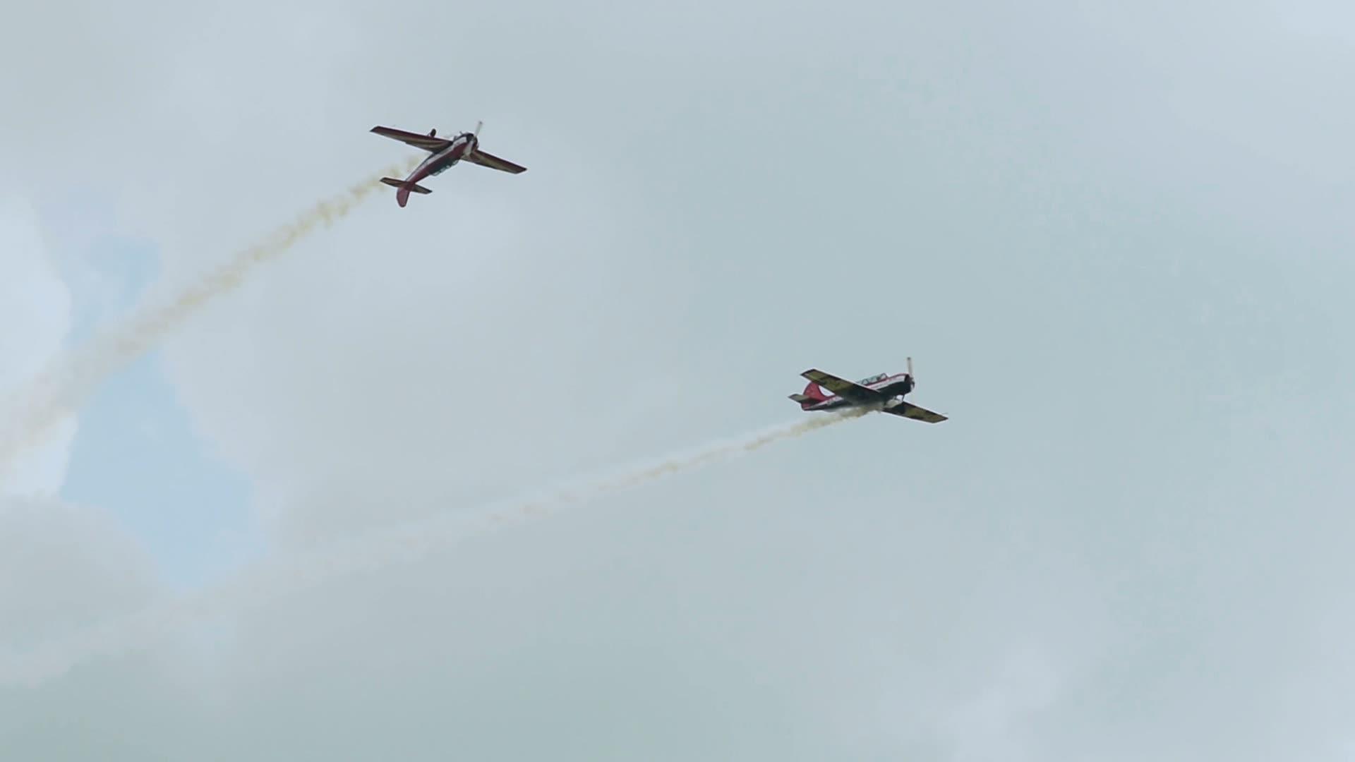 两架飞机在空中飞行视频的预览图
