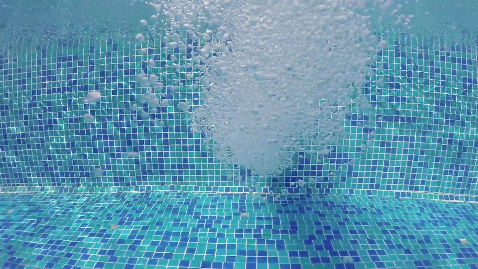 温泉池里清澈的蓝色水中的气泡慢慢移动视频的预览图