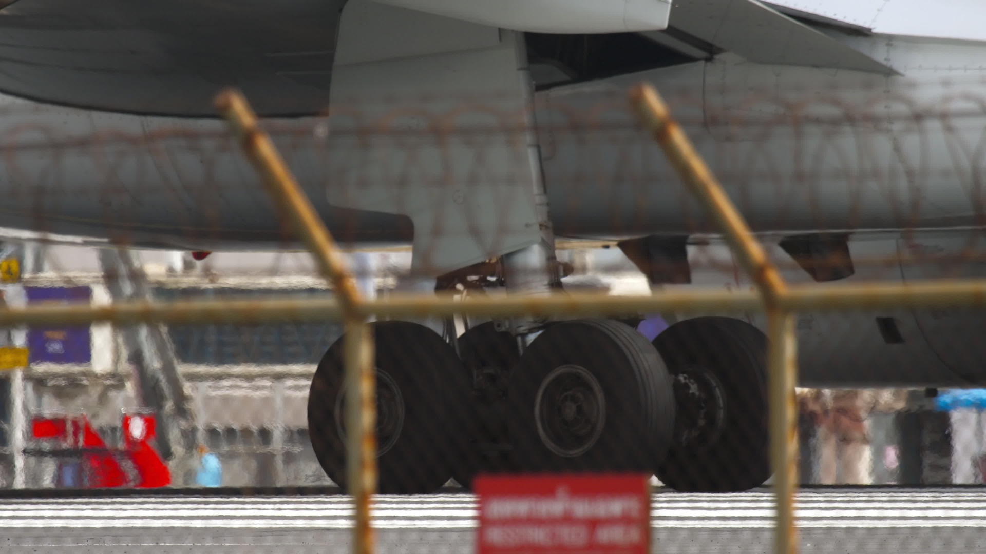 宽体飞机的喷气发动机和起降装置视频的预览图