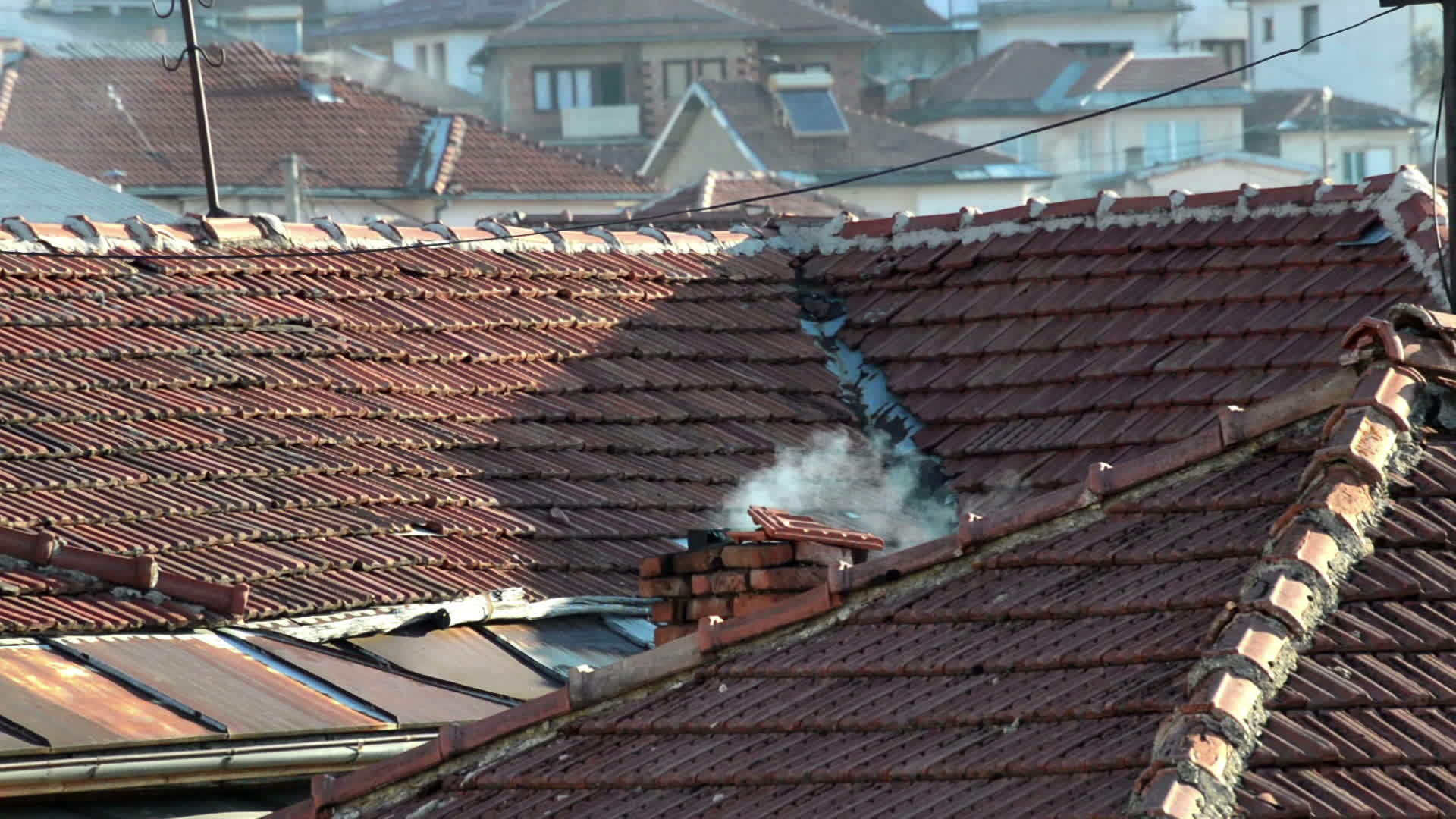 屋顶烟雾来自屋顶烟雾视频的预览图