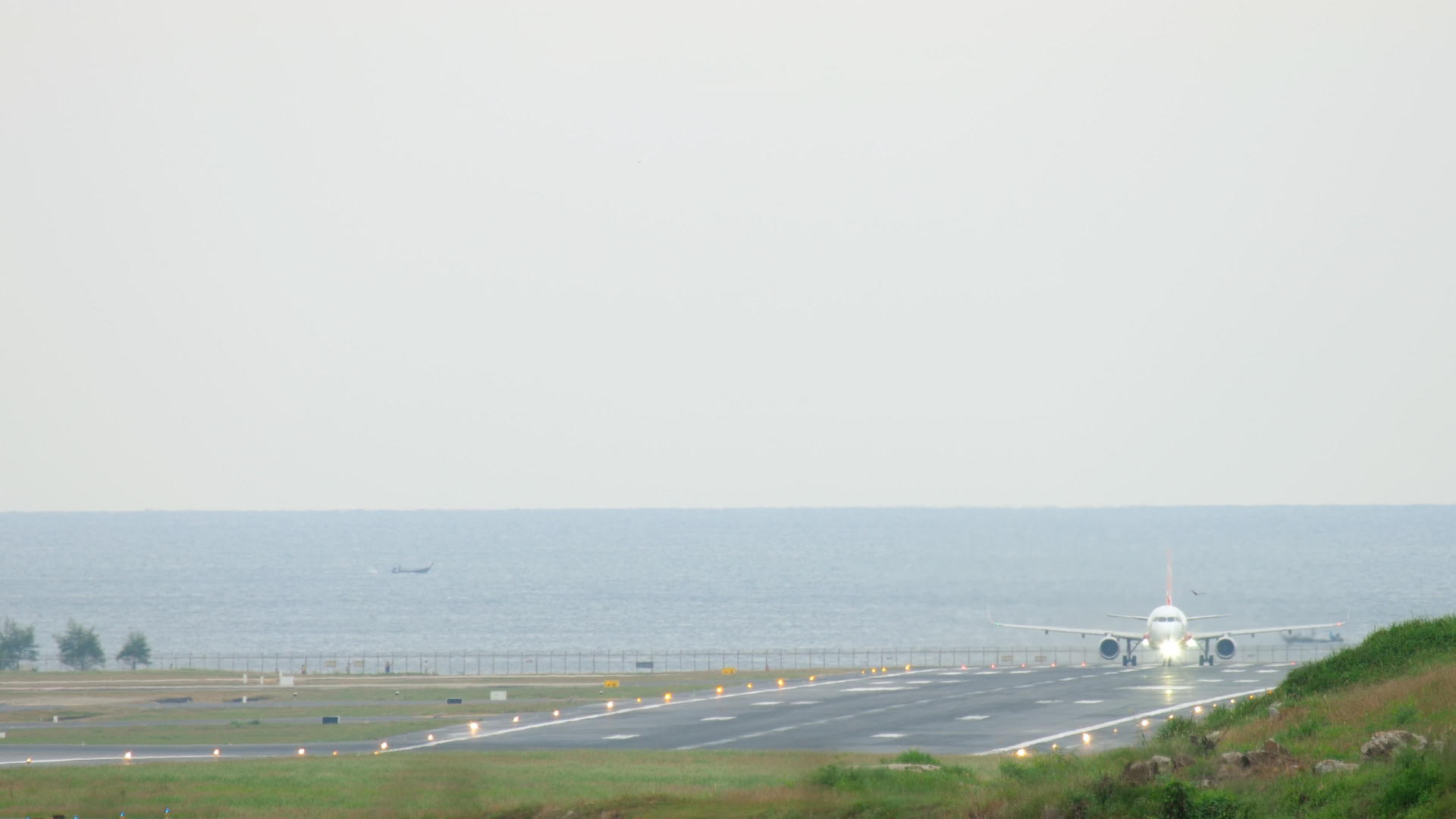 从普吉机场起飞的飞机视频的预览图