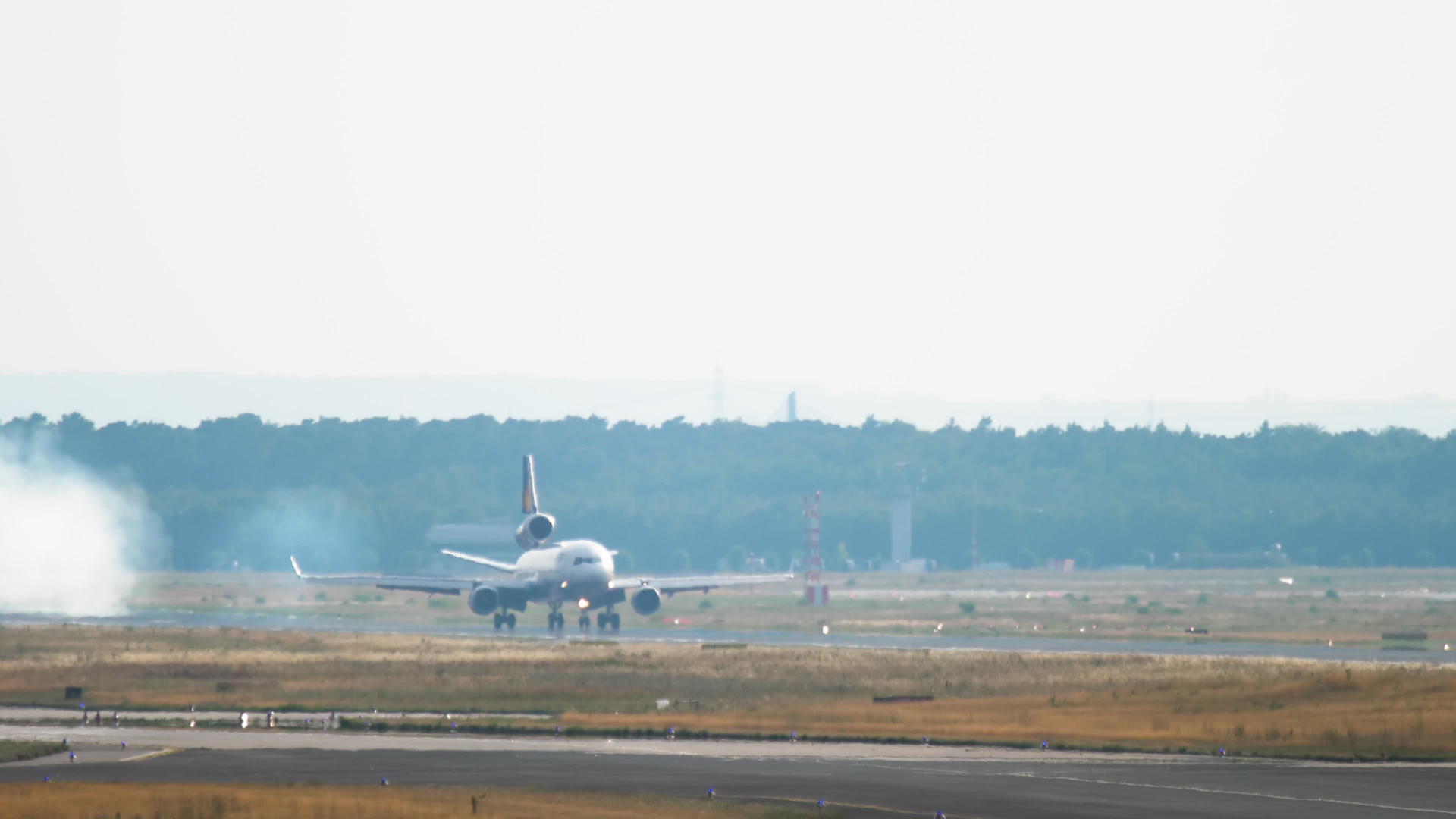 降落在法兰克福的飞机宽体空勤人员视频的预览图
