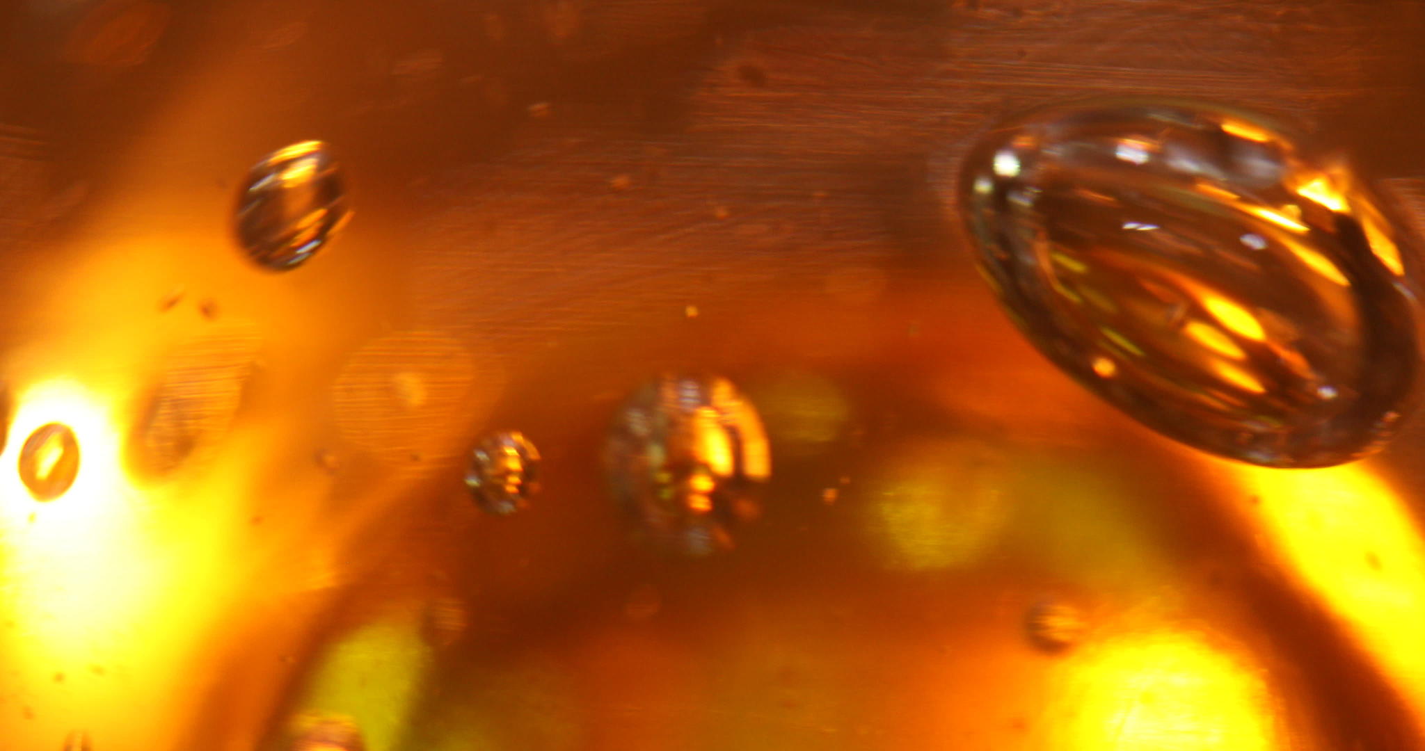 玻璃中的气泡视频的预览图