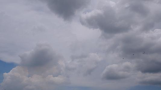 白云和黑雨云的时空消失了烟雾在白天明亮的天空中迅速移动视频的预览图