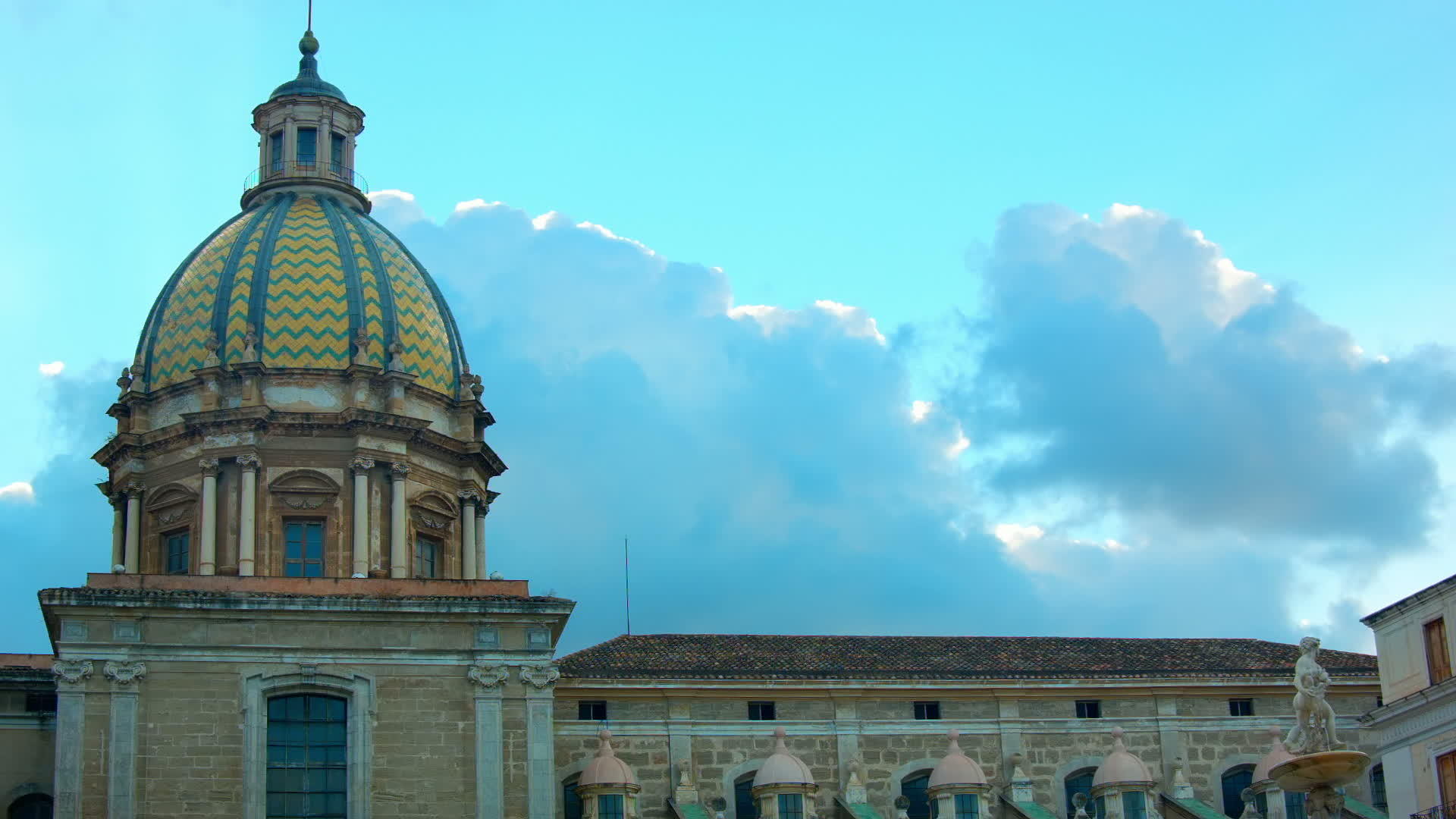 广场平原上的云消失在苍白的意大利视频的预览图