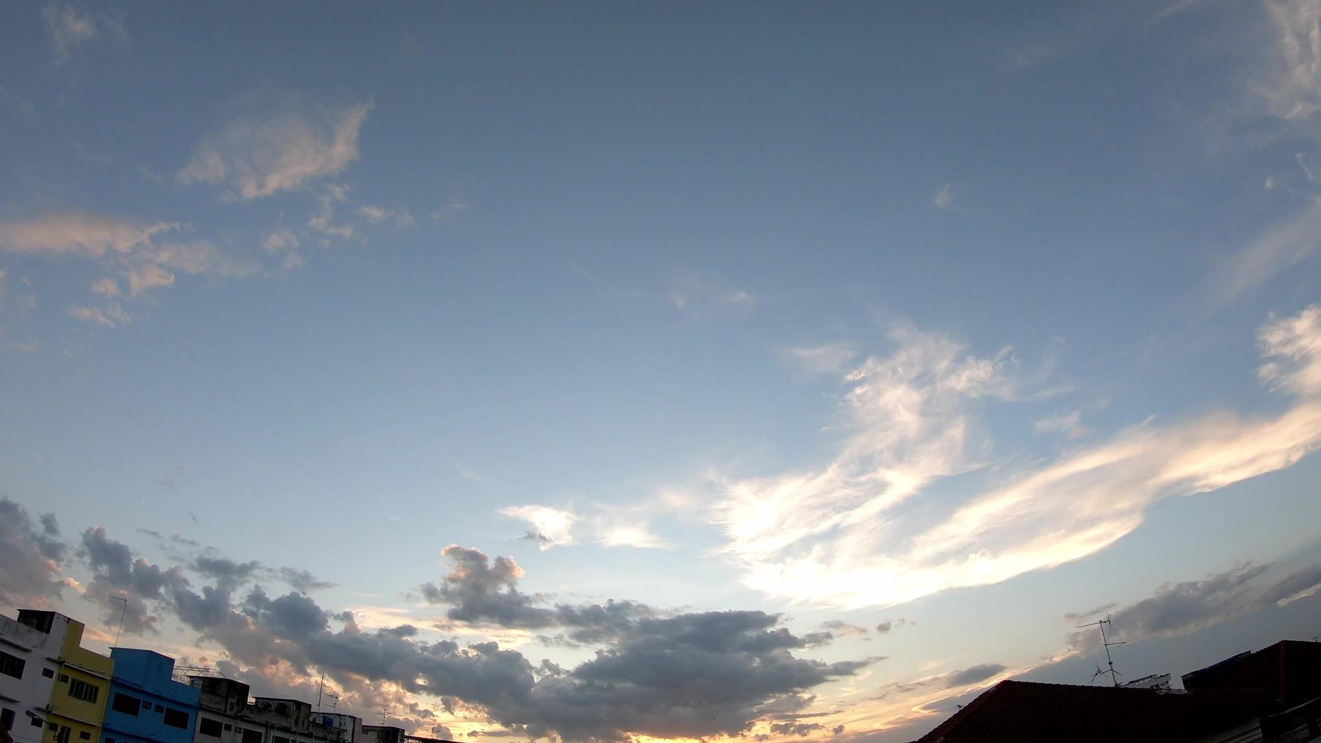 当太阳的反射和云朵在天空中快速移动时它们瞬间消失视频的预览图