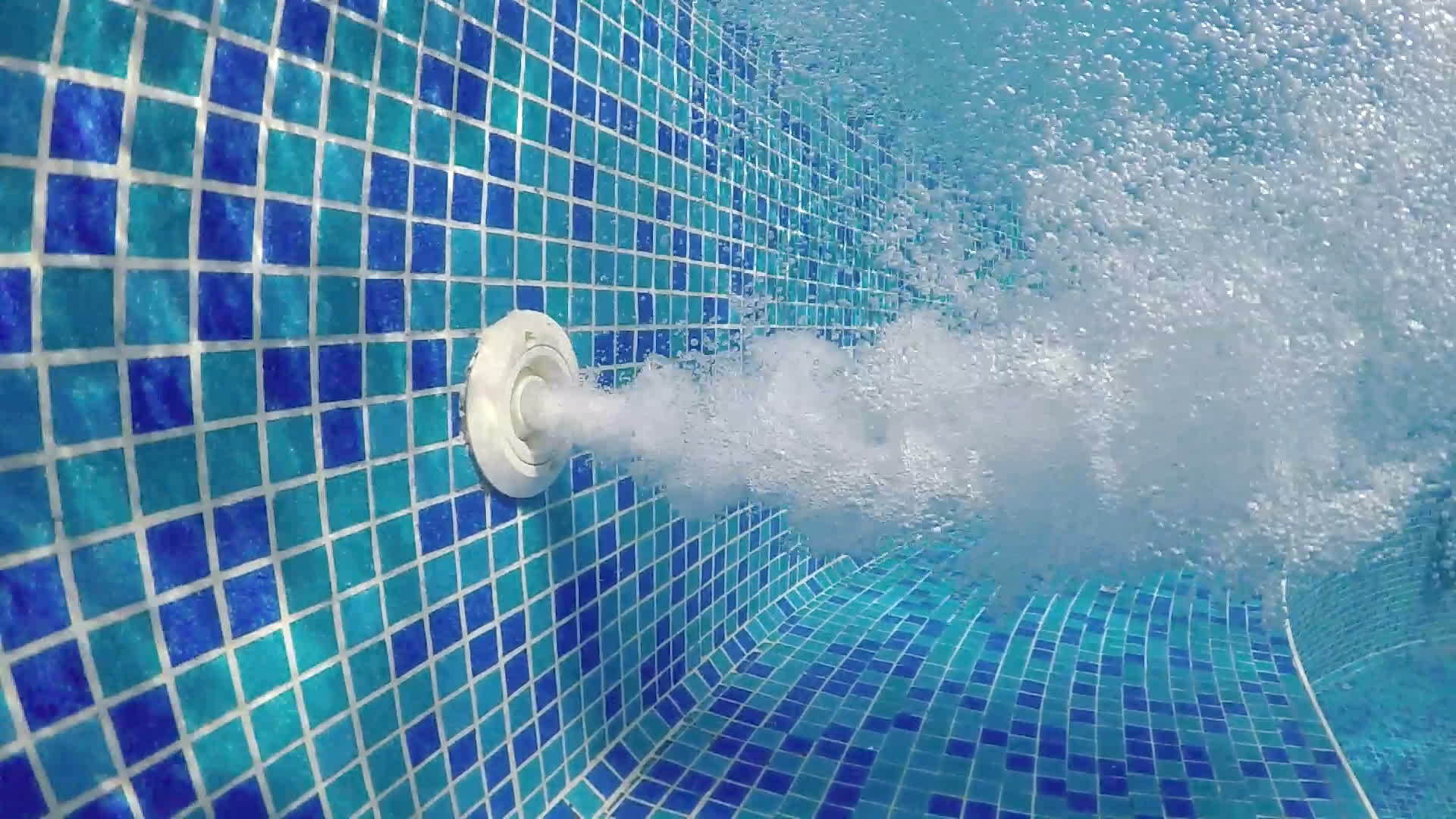 按摩浴缸中喷出的气泡在温泉池的气泡中在蓝色水中抽象背景慢动作视频的预览图