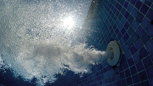 水下气泡从热按摩浴缸的水下表面上升到水面视频的预览图