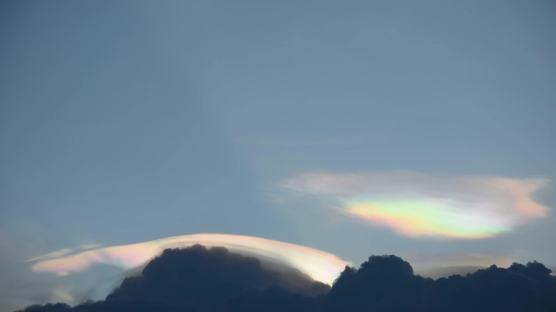 夜晚乌云上方的彩虹之美飞机和鸟儿在乌云之上飞翔视频的预览图