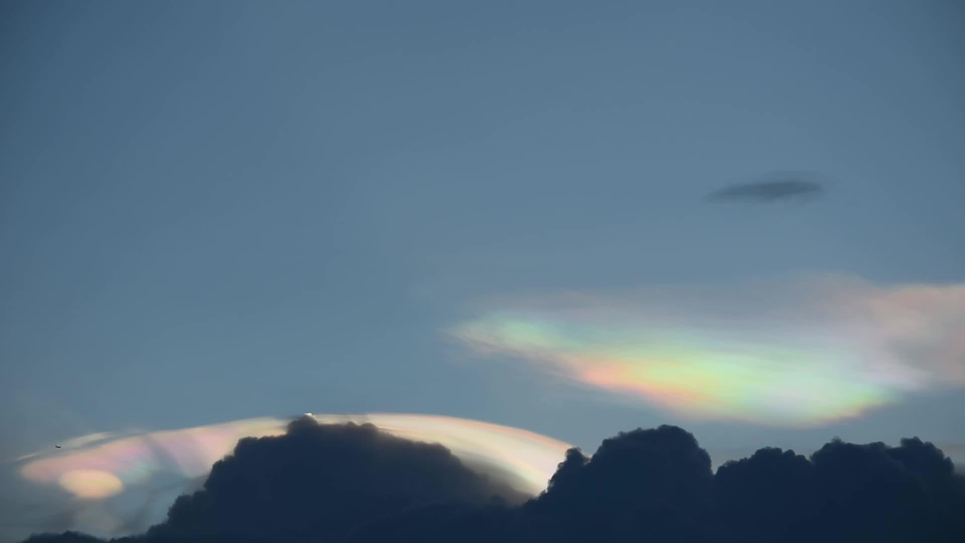 夜晚乌云上方的彩虹之美和飞机飞过的乌云视频的预览图