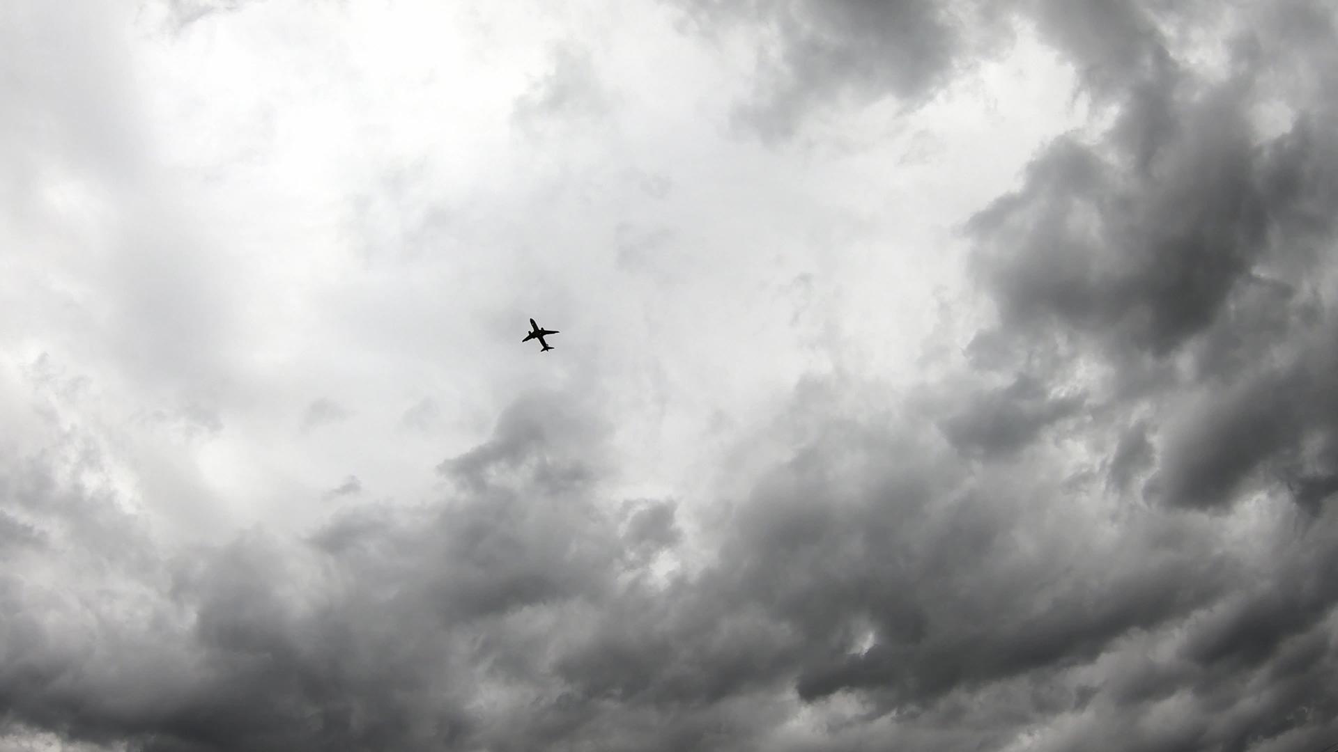 飞机在空中飞行雨云移动得很快视频的预览图