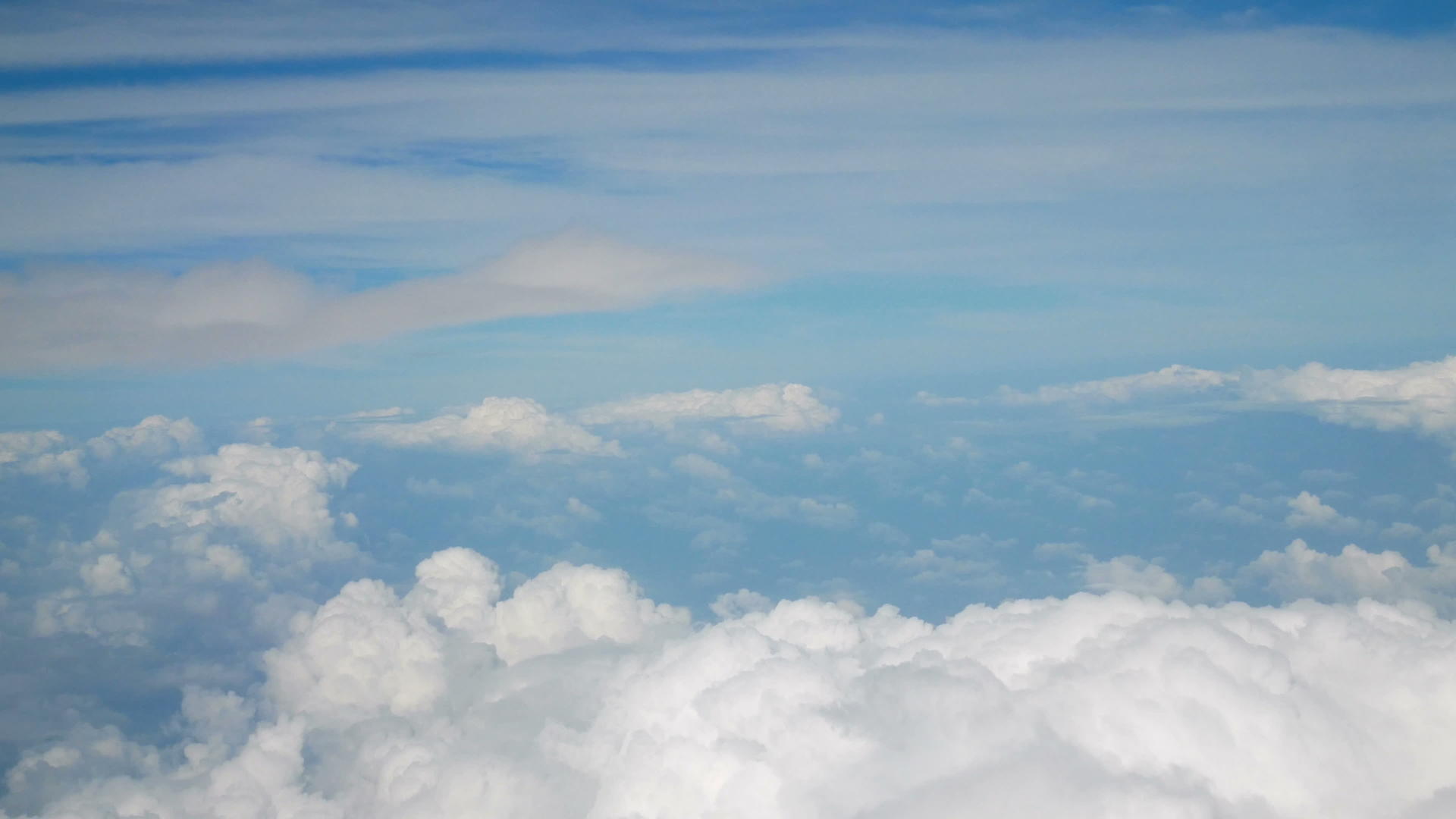 鸟瞰图蓬松的白云在蓝天上飞舞视频的预览图