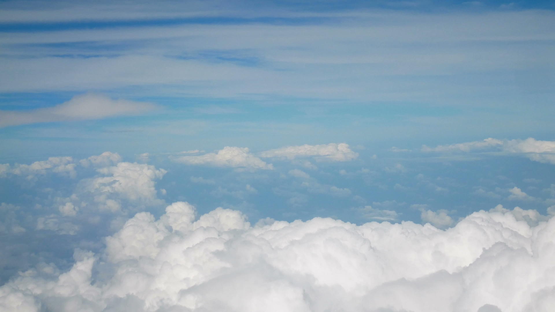 鸟瞰图蓬松的白云在蓝天上飞舞视频的预览图