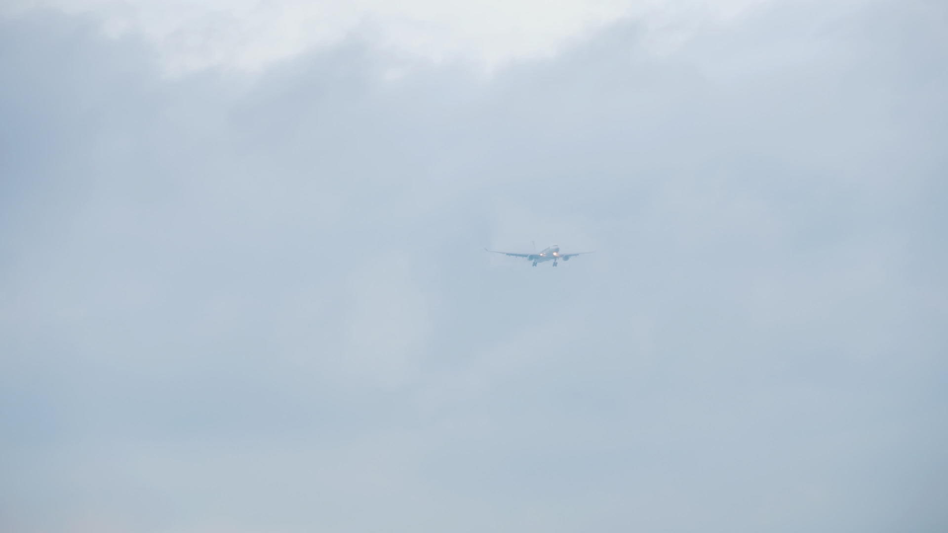 云中接近宽体飞机视频的预览图