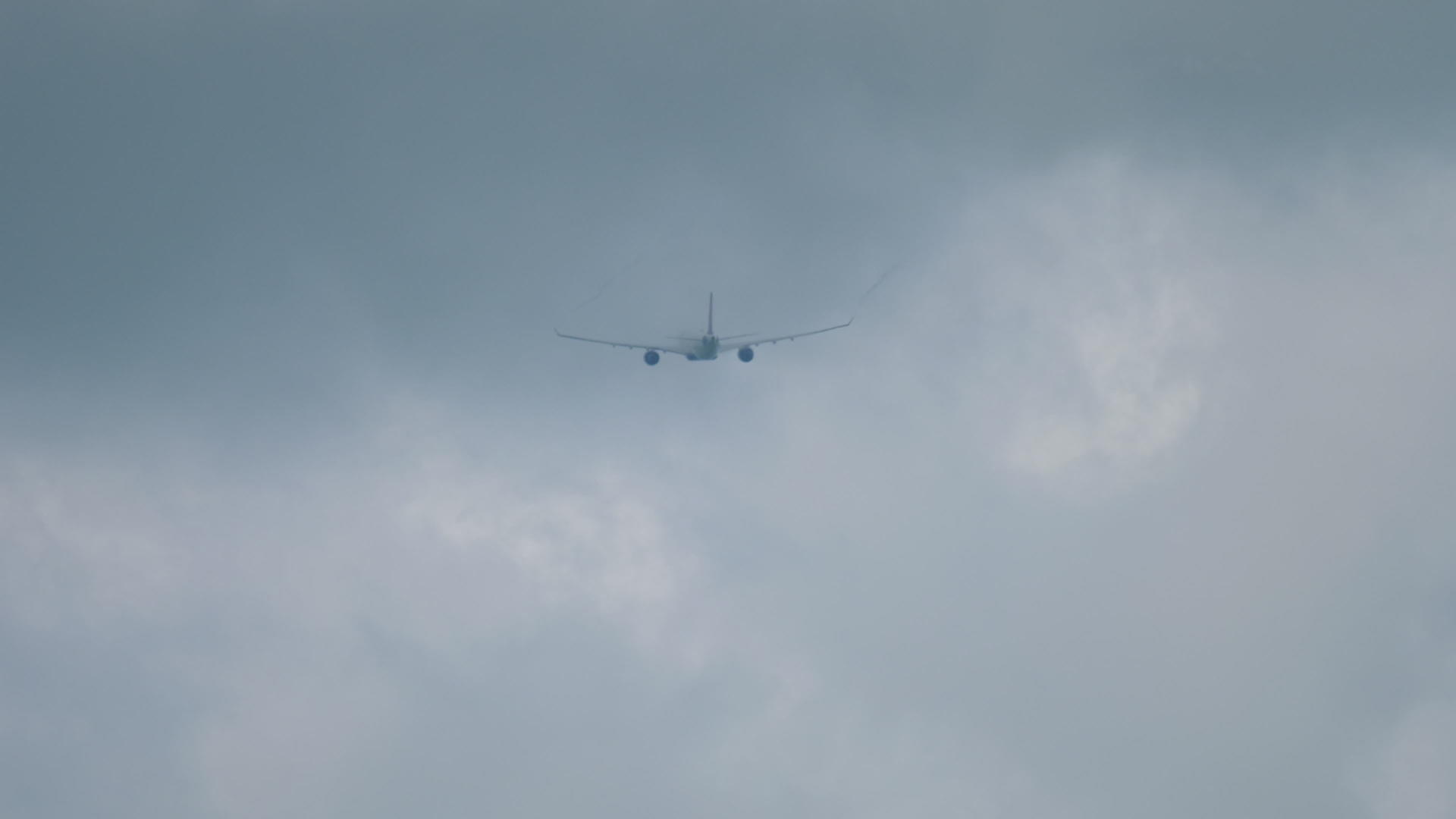 宽体飞机在高云中飞行视频的预览图