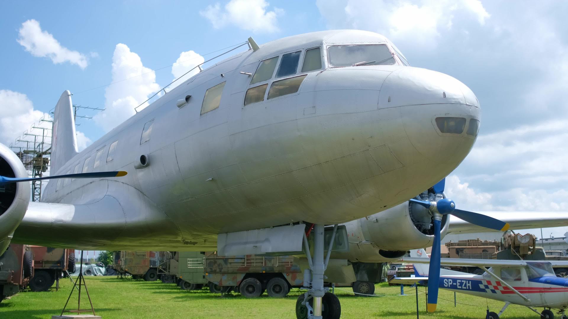 白色旧飞机在露天博物馆展出视频的预览图
