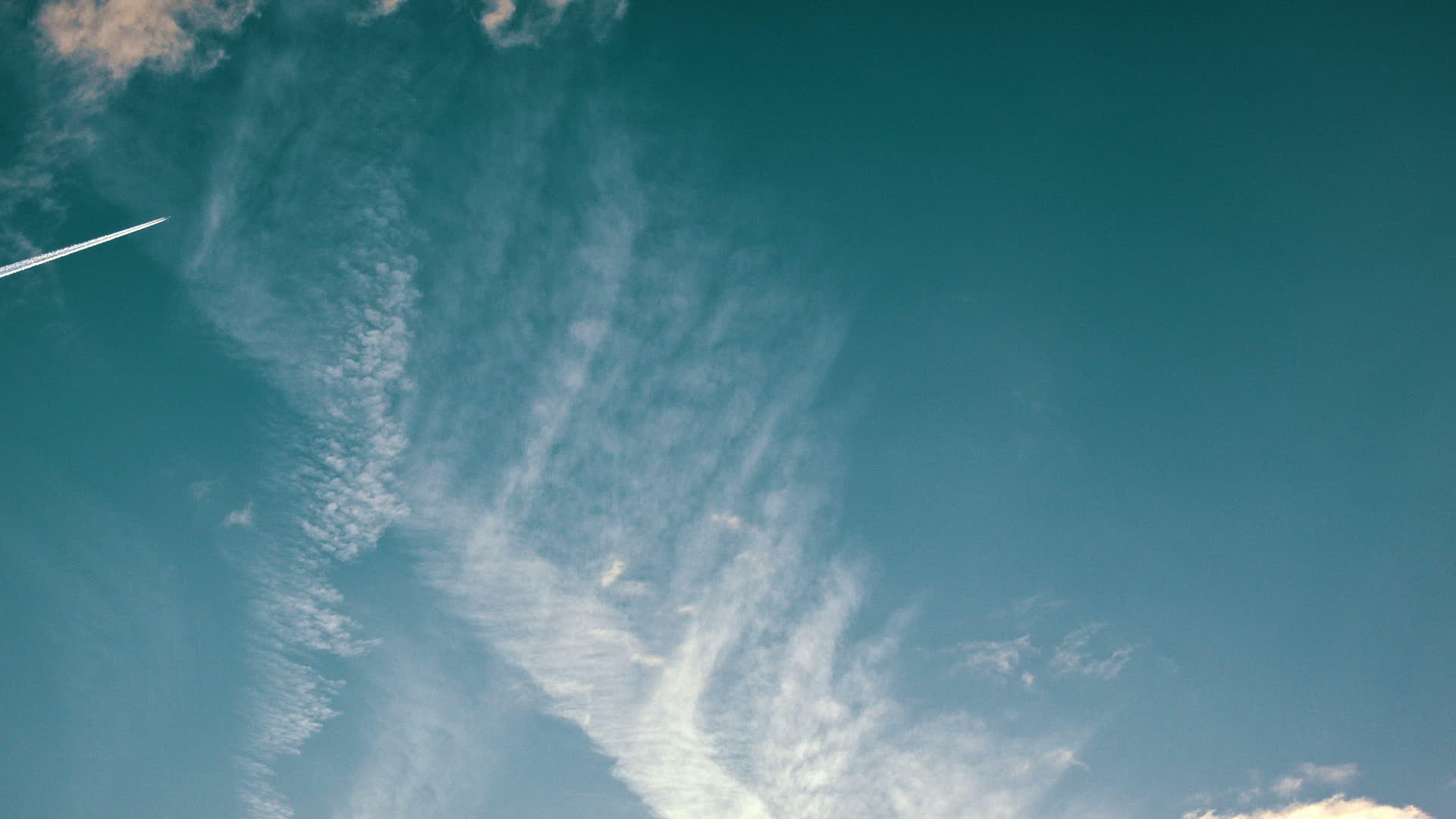 远处的云和喷射轨迹视频的预览图