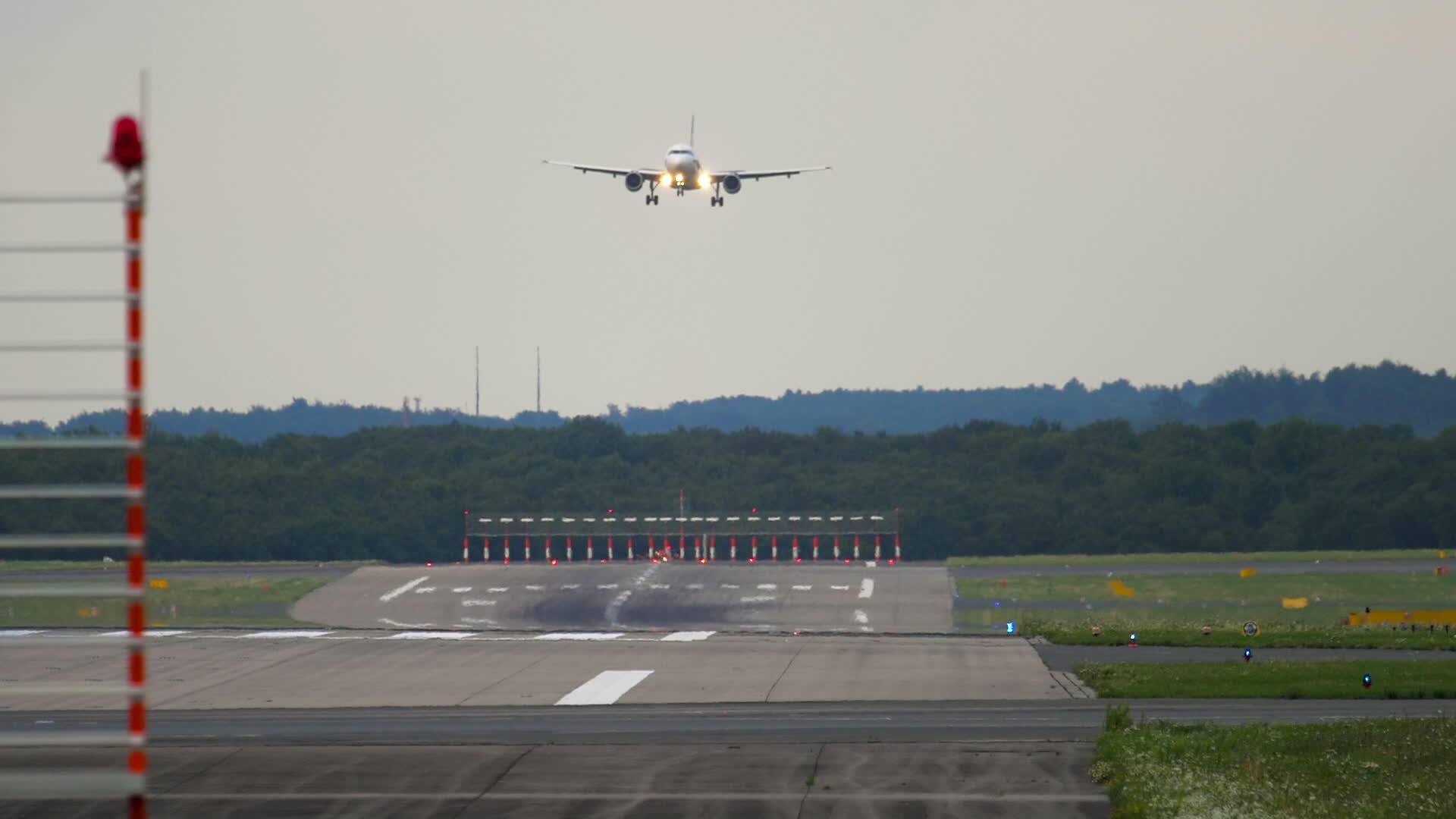 降落前飞机正接近视频的预览图