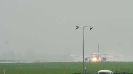 下雨时飞机起飞视频的预览图