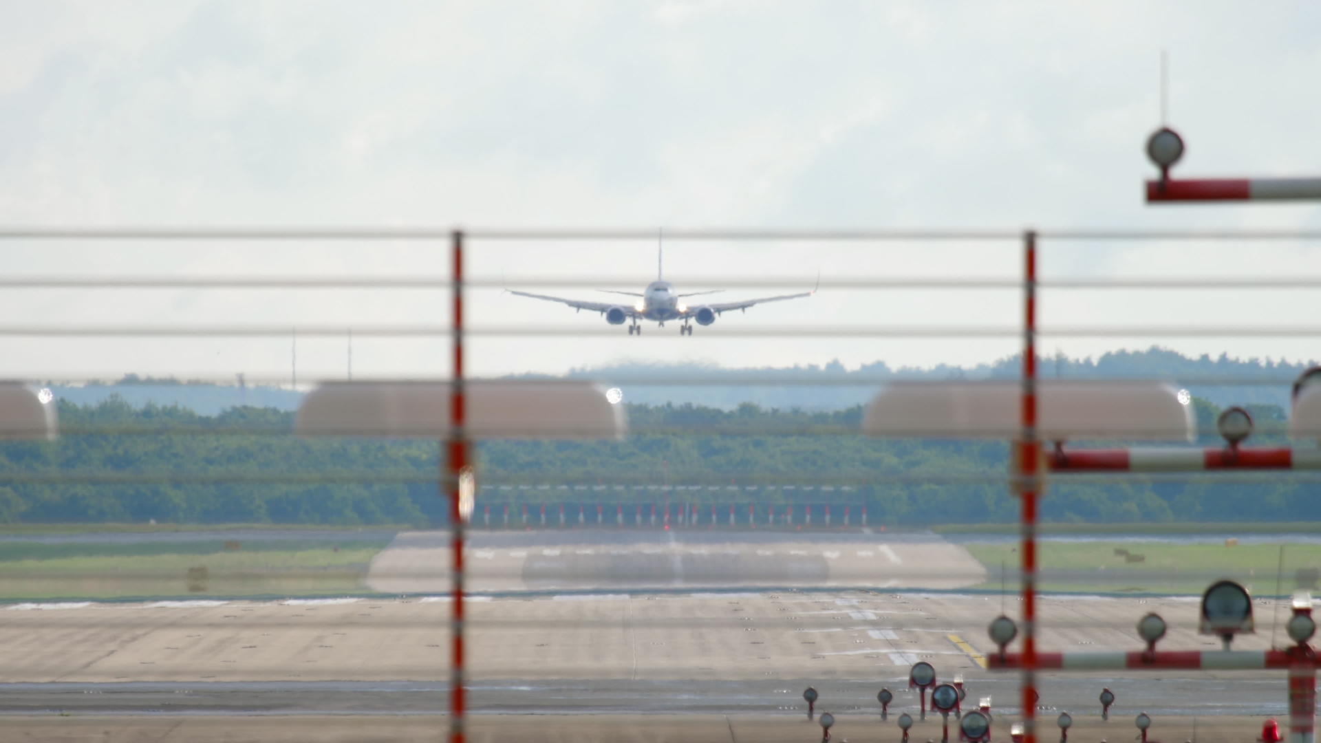 降落前接近飞机喷气式飞机视频的预览图
