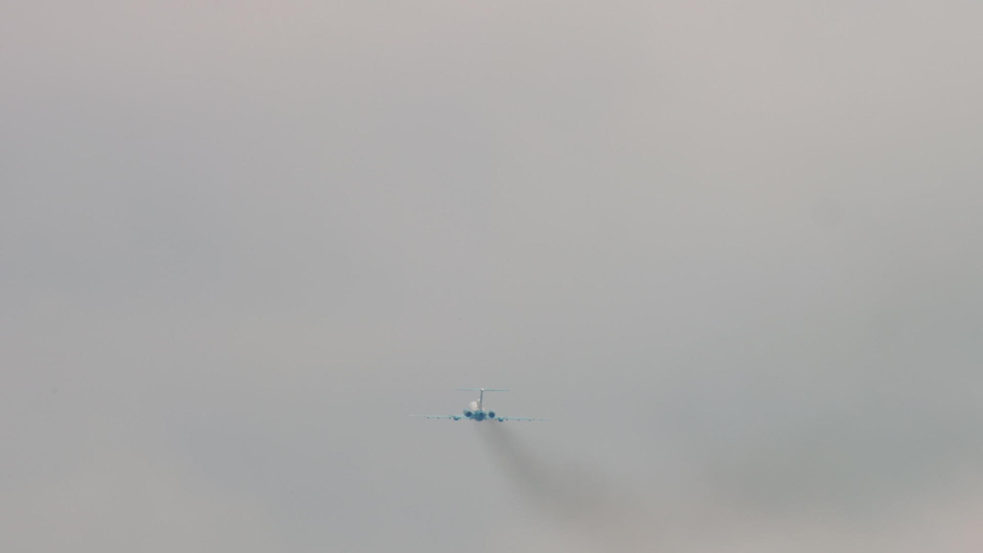 在空中飞行的喷气式客机视频的预览图